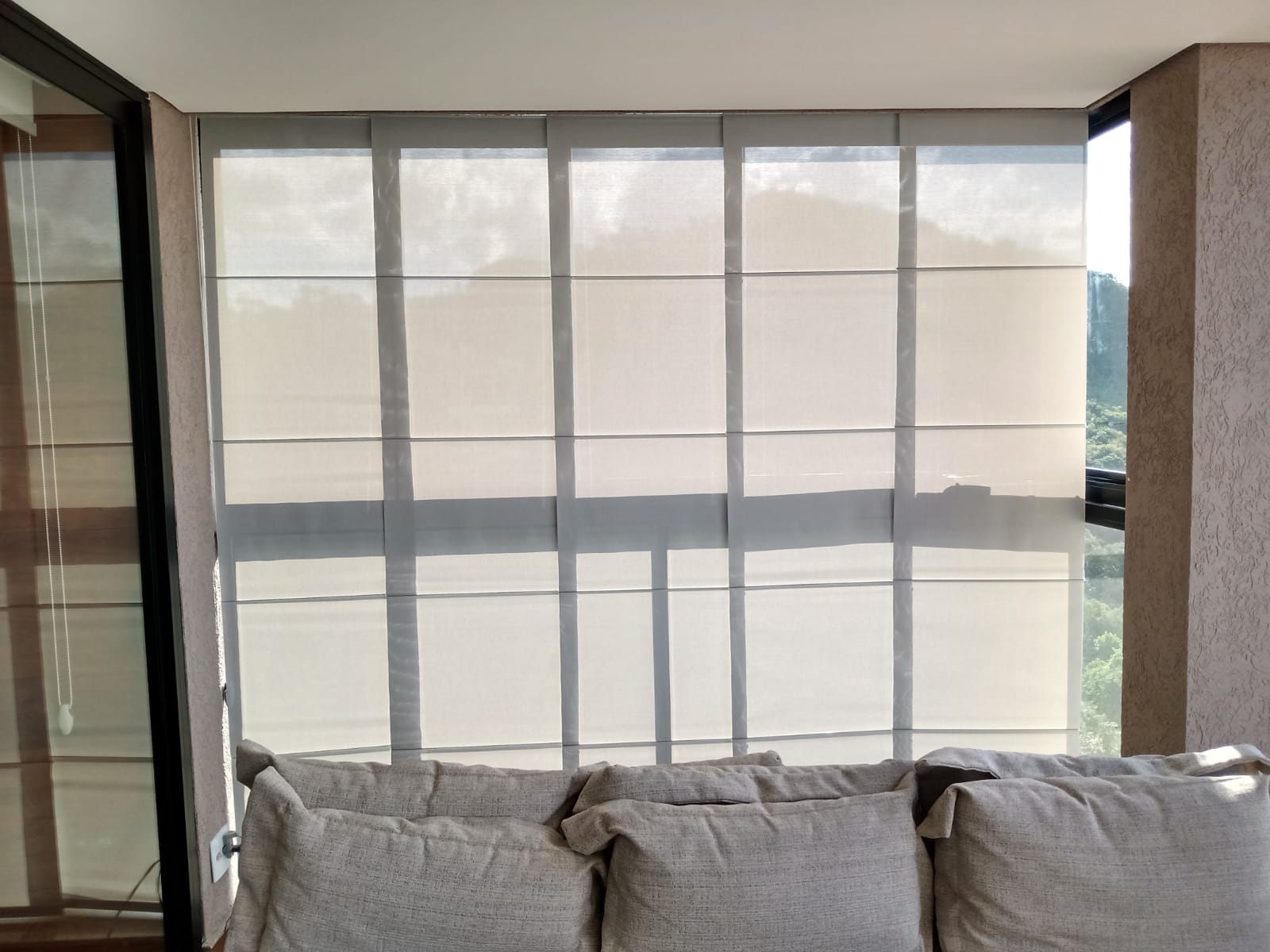 Persiana Painel instalada em ambiente moderno