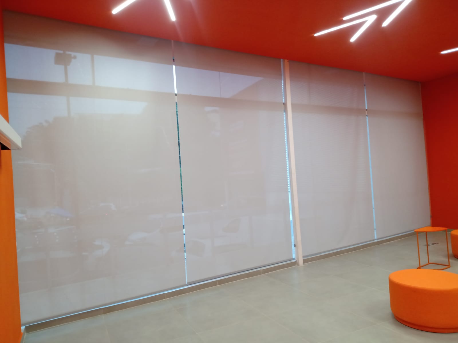 Persiana Romana em quarto elegante